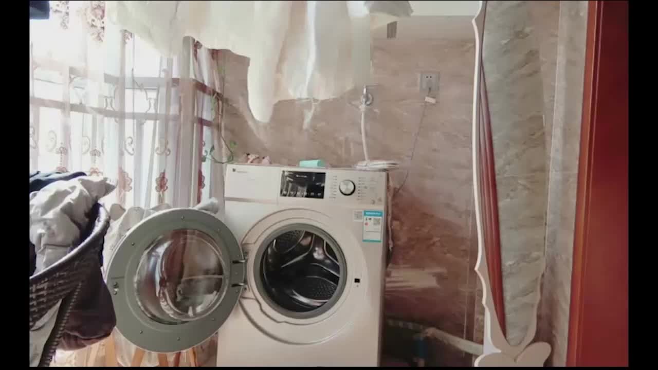 弟弟游手好闲撞见姐姐穿着性感睡衣心生歹意！姐姐强烈反抗！#乱伦 #姐弟