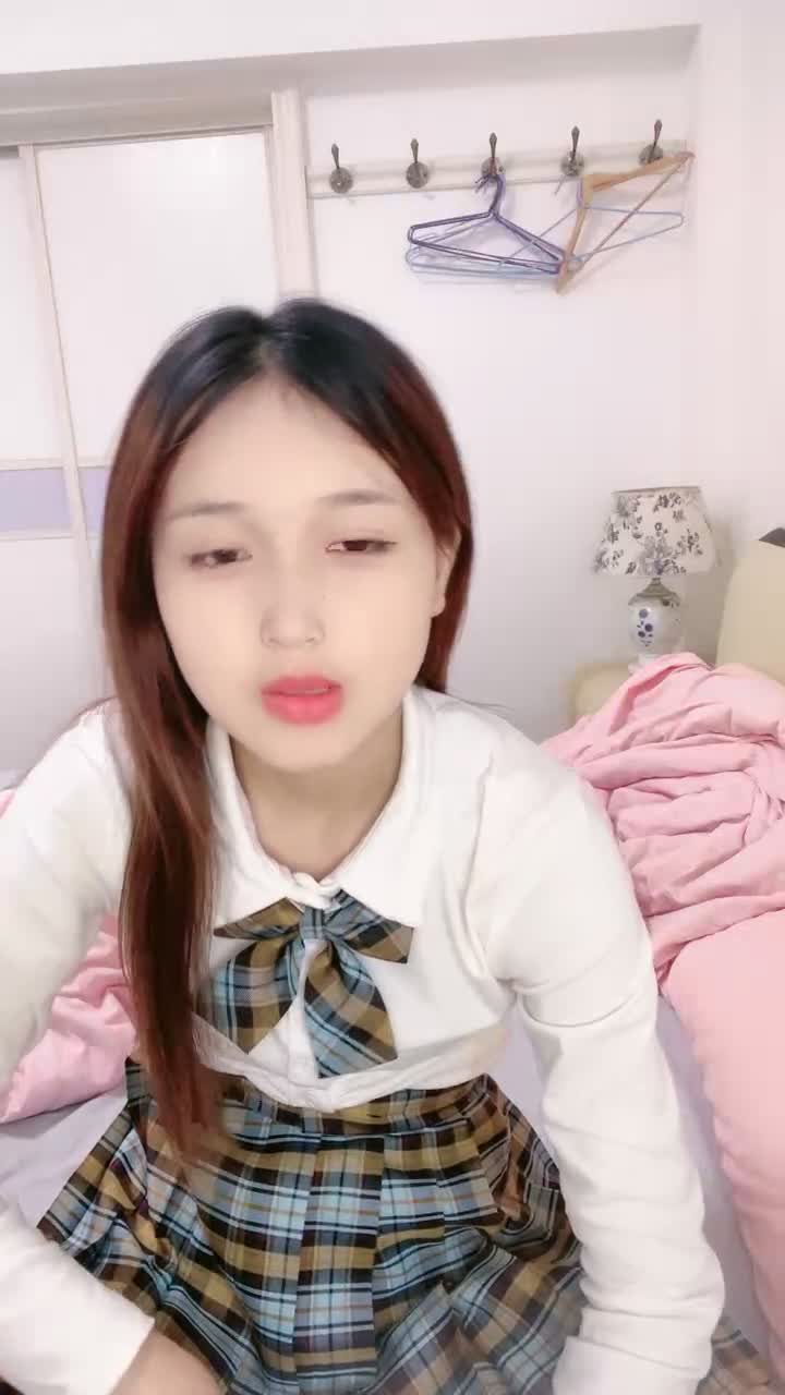 JK装清纯学生妹，外表乖巧甜美，在家发骚，贫乳粉嫩小穴，脱光光诱惑，摆弄各种姿势，特写小穴#JK #学生妹 #贫乳