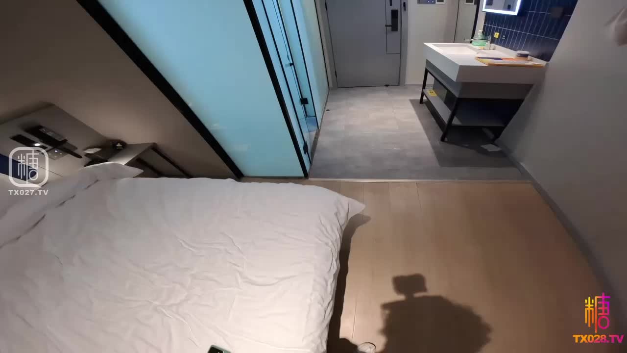 软软兔 洛丽塔妹妹口穴榨精 湿嫩蜜穴美妙酮体 公狗腰疾速输出 白带都干出来N次高潮 内射中出