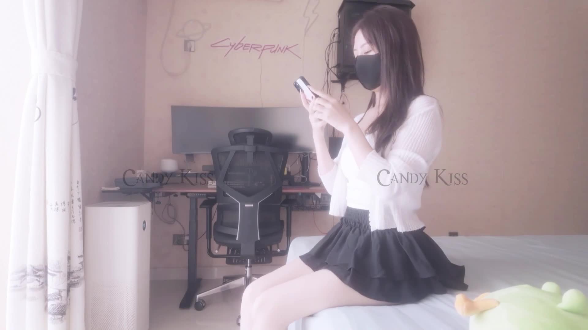 极品骚婊反差嫩模『CandyKiss』 男友不在家和男闺蜜一起看世界杯，勾引男闺蜜看到床上，小穴穴被男闺蜜爆炒#反差 #CandyKiss