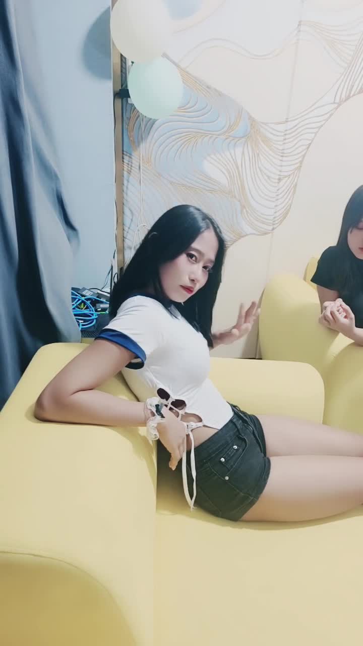 一群男女多人群P，淫乱大战名场面，大屌埋头深喉，轮流骑上来操，旁边妹妹观众，扛起双腿狠干#群P