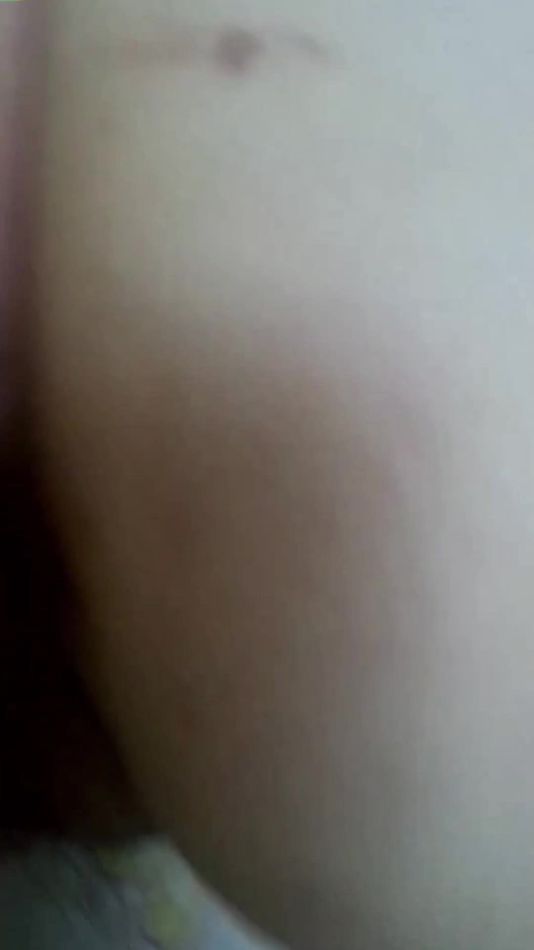 【父女乱伦】禽兽父亲玩弄女儿嫩逼，女儿给父亲看自慰喷水，操到一半接男朋友电话#乱伦 #父女 #自慰 #喷水