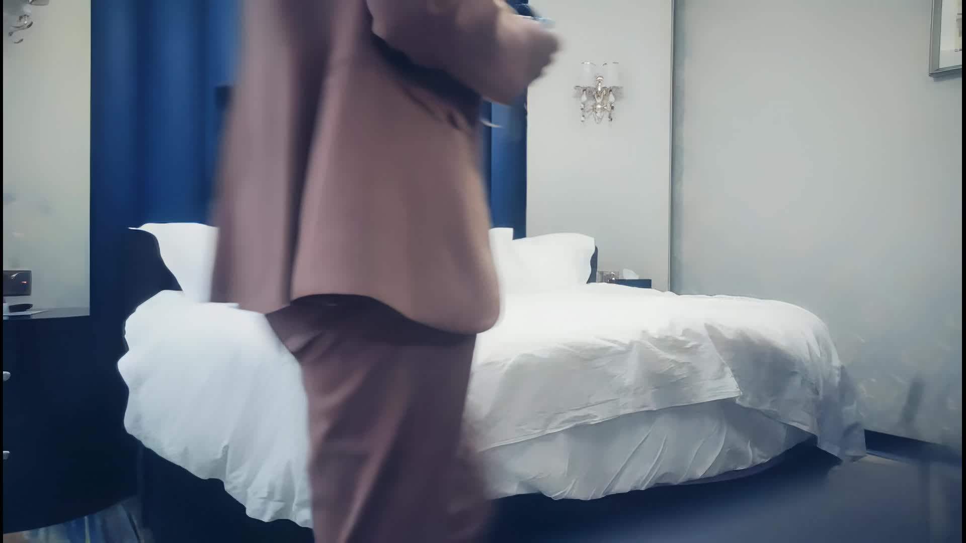 【AI画质增强】 死鬼讨厌~叫声销魂 很有女人味的性感少妇，近距离正脸口活特写，表情极其淫荡！