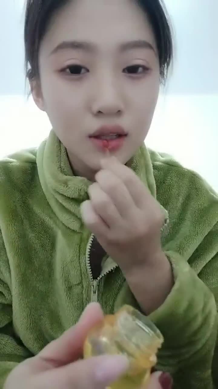 漂亮大奶小姐姐吃鸡啪啪 那我射哪里你嘴里 皮肤白皙 在家被大鸡吧帅气男友无套输出 不能内射 射了一吧脖子有点生气#无套  #内射