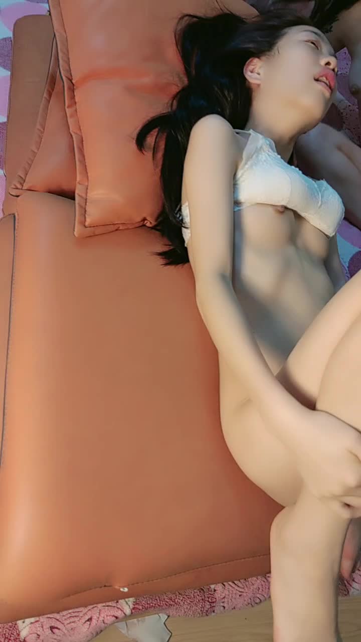 大哥好猛给无毛白虎小萝莉干哭了，全程露脸大鸡巴放肆抽插，小萝莉痛苦呻吟，逼逼都干肿干出血了还在蹂躏她#白虎  #萝莉  #干哭 #露脸