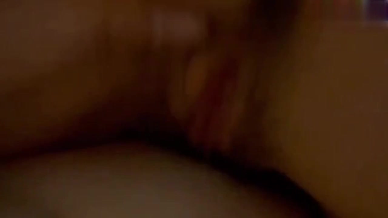 某男企业白领分享在公司白嫖了三年的女同事，后入打的屁股都红了#同事  #后入