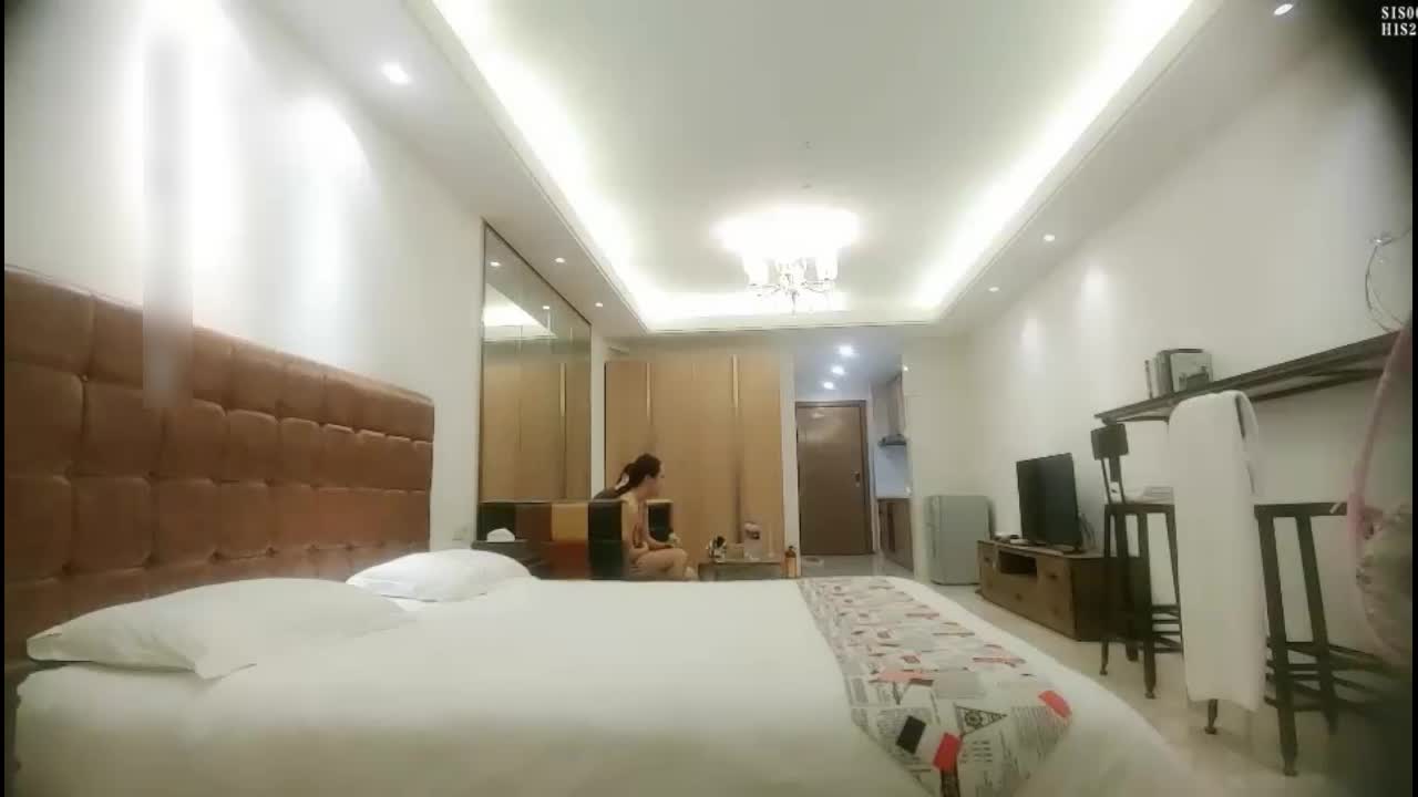 约极品少妇到酒店 小姐姐好身段丰腴肉感白嫩诱人，这饱满乳房舔着真爽 啪啪扶着鸡巴对准翘臀抽送狂操才满足#少妇  #翘臀