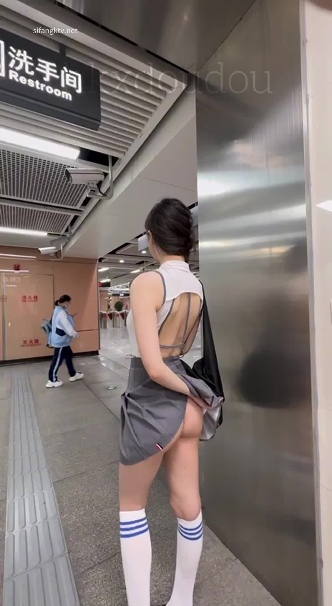 【户外露出】网红模特「小逗逗」内真空勇闯厦门地铁1号线20分钟视频，旁边小哥愣是不敢看一眼#户外  #露出  #模特  #小逗逗  #真空