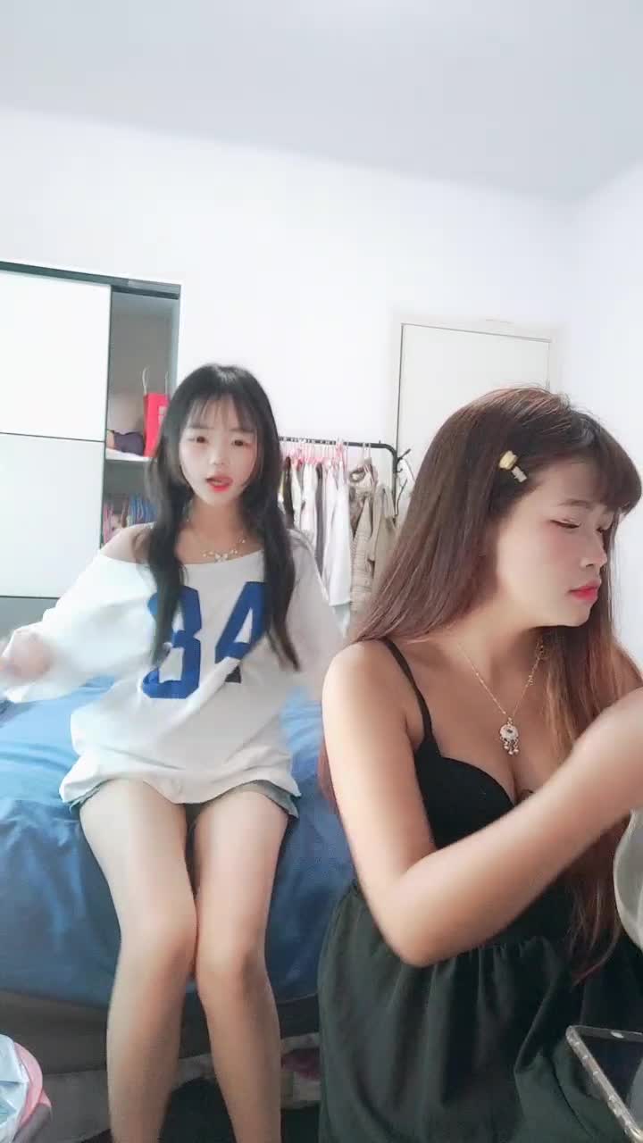 娃娃脸童颜大奶妹妹，带闺蜜双女诱惑，脱光光一起看穴，假屌骑乘位，翘起屁股特写，上下摆弄欲罢不能#双女  #骑乘