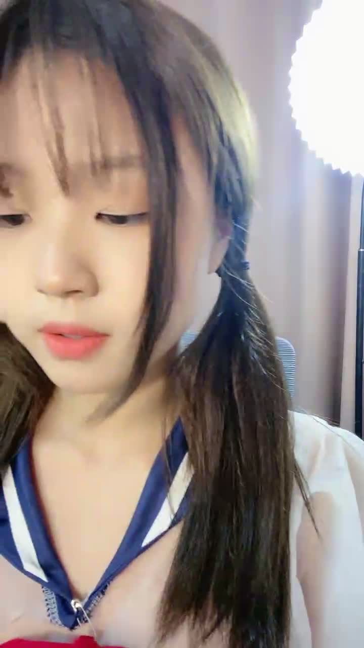 纯欲系天花板，双马尾极品美少女，情趣装短裙扭腰摆臀，无毛小骚逼特写，道具猛捅跳蛋震，高潮淫水直流#纯欲系  #双马尾  #少女  #情趣装   #跳蛋  #高潮