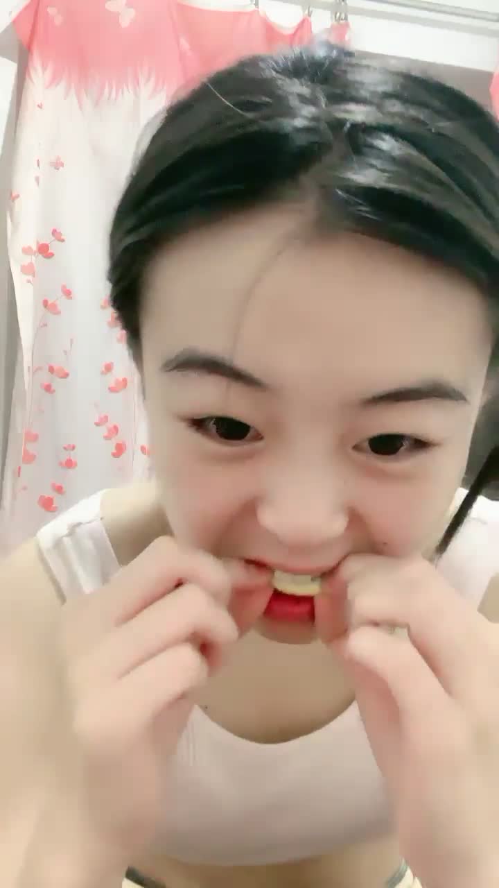 实习小护士，【05实习护士】，下班在自己出租屋里，吃零食脱光裸聊#护士  #裸聊