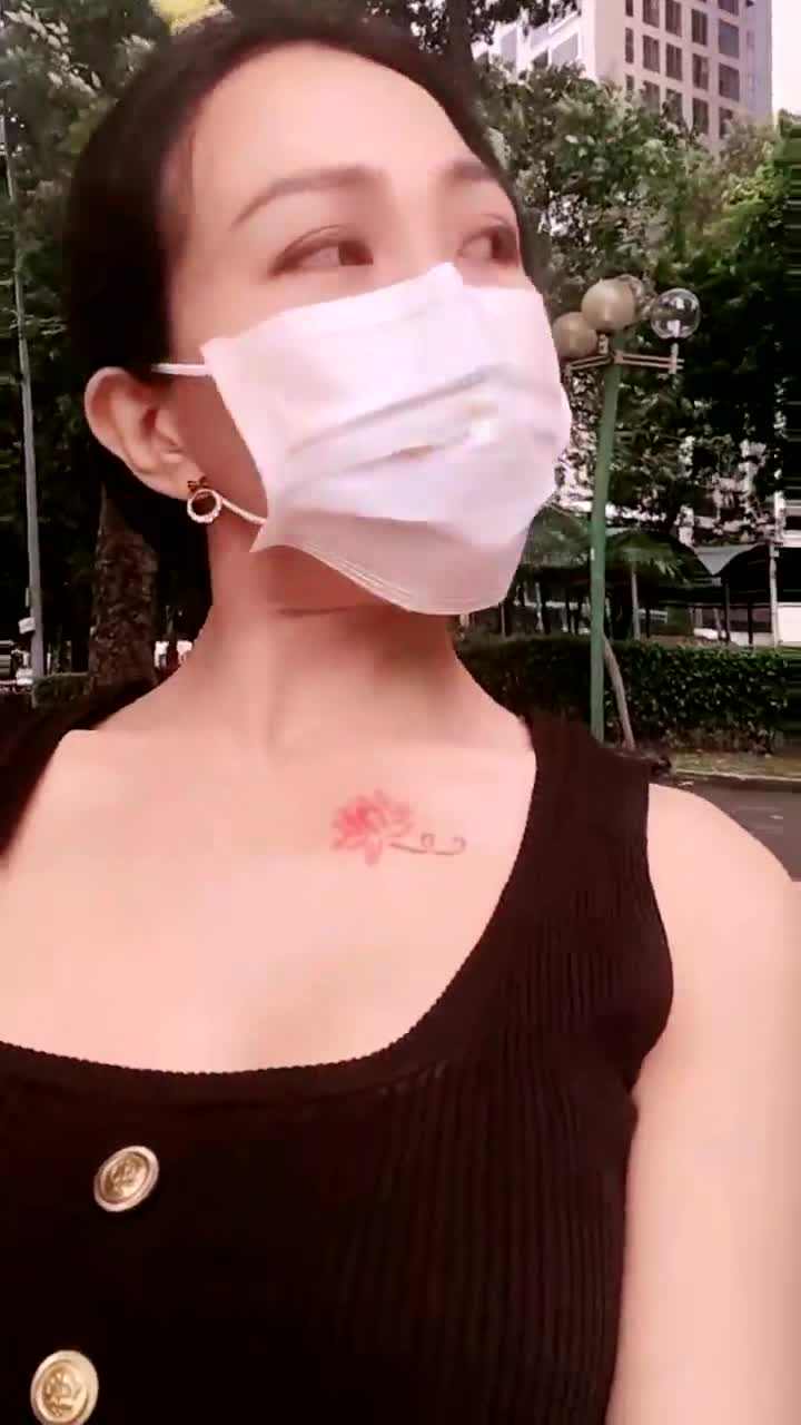 【好想你那个】美女公园里~楼梯上~跳蛋喷水，路人好多全露脸 奶大 无毛嫩穴#户外  #大奶子  #露出  #跳蛋