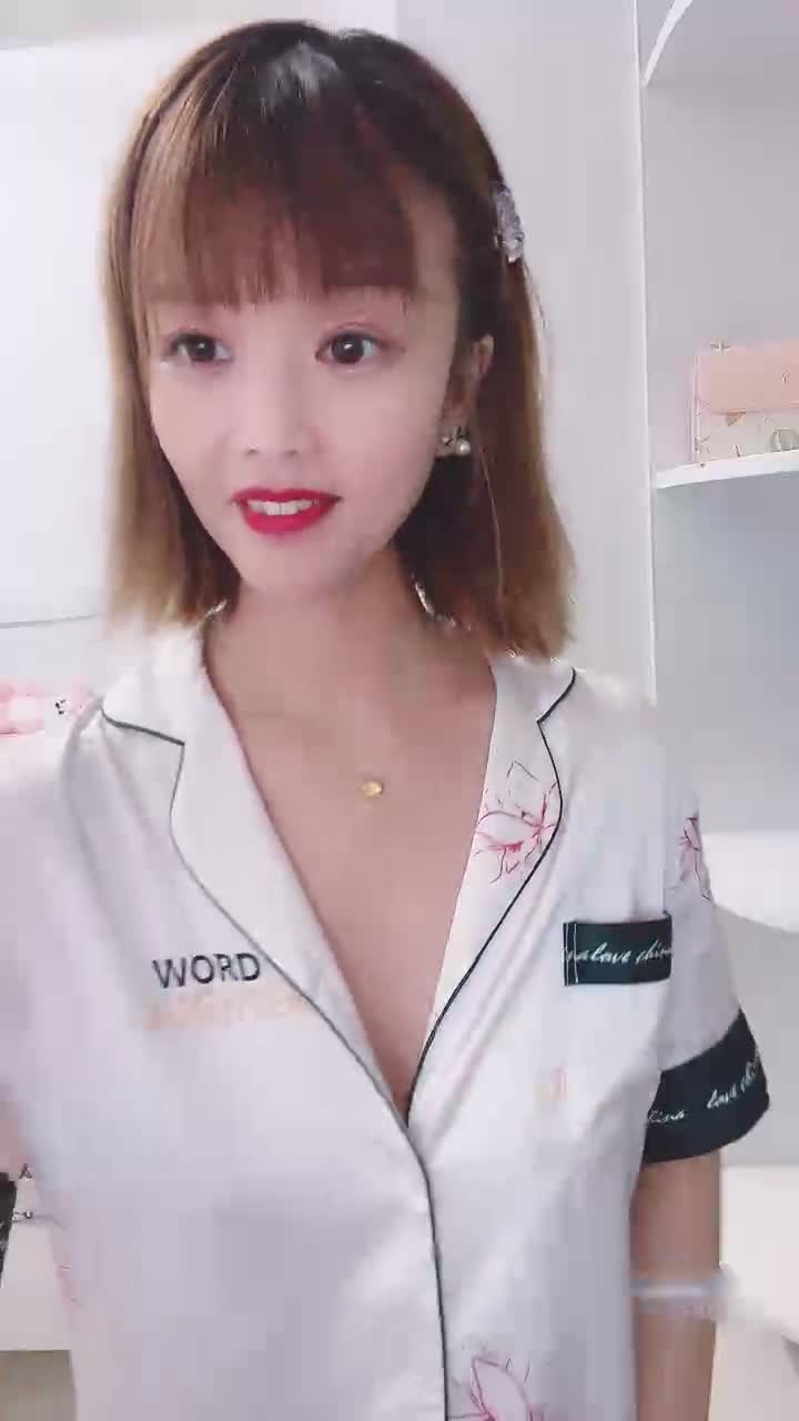 姐姐好骚全程露脸，脱掉睡衣穿上情趣内衣诱惑狼友，淫声荡语不断撩骚，洗澡诱惑，跳蛋玩弄骚穴淫水泛滥刺激#露脸  #淫语  #情趣内衣  #跳蛋