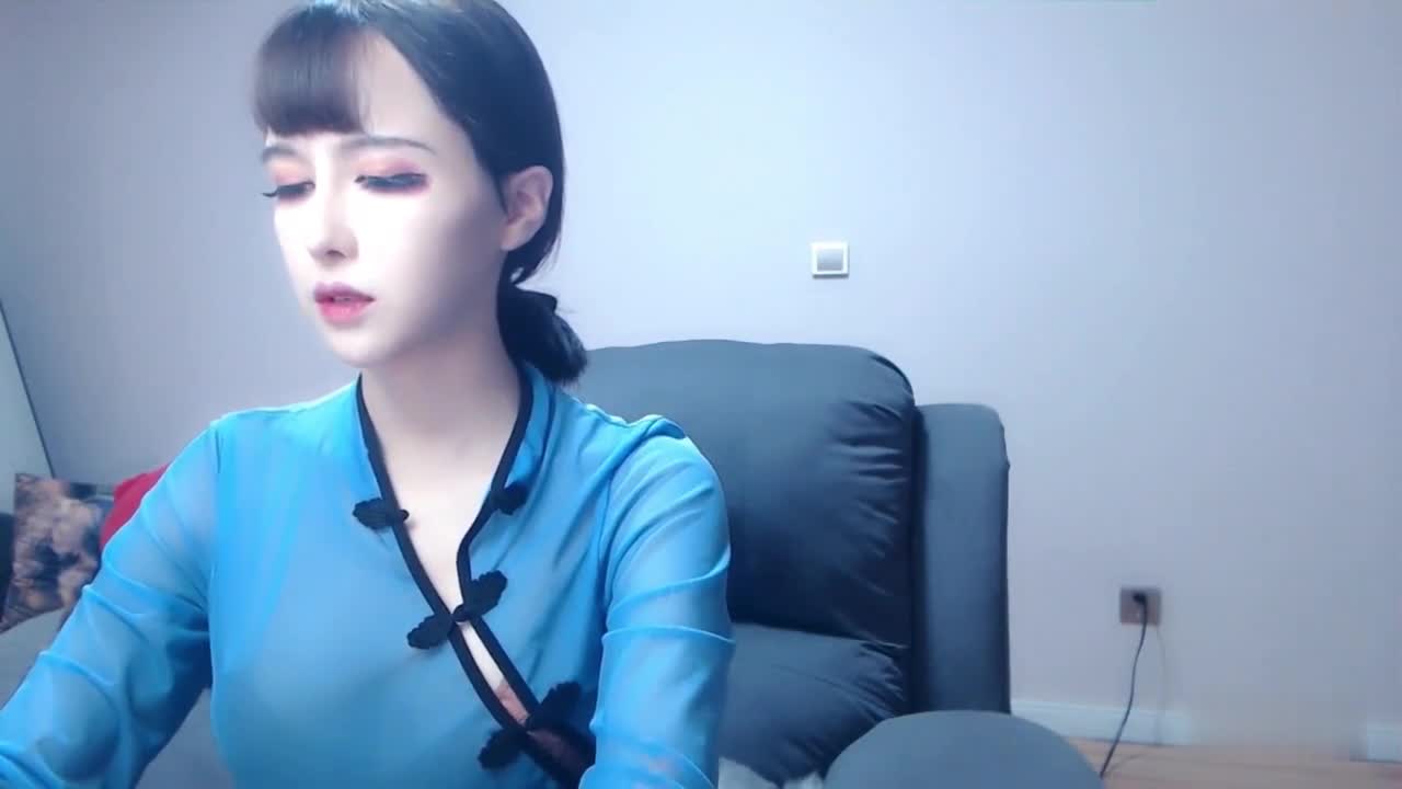 极品反差婊-清纯美女主播逼含跳蛋，隐忍不发捂嘴痛苦呻吟模样太骚了！#反差  #清纯 #主播  #跳蛋  #呻吟