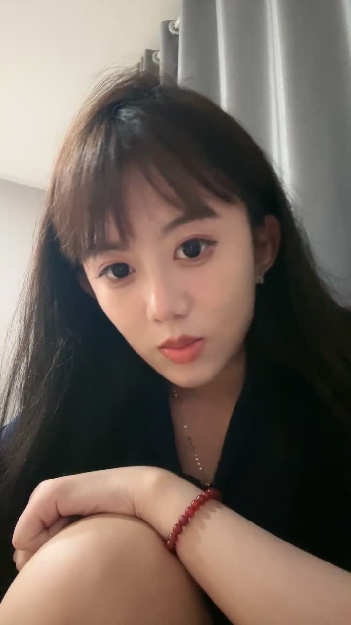 大眼睛气质尤物女神，笑起来甜美酒窝，约炮被猛干，极品美臀上下自己动，休息一会再干一炮#大眼睛  #女神 #美臀