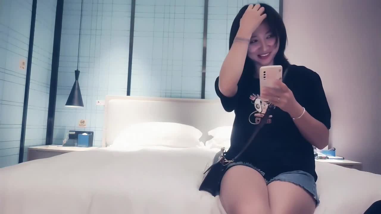 漂亮大奶小姐姐 不要射我嘴里 射脸上不能躲 身材丰满 逼毛浓密 被小哥多姿势猛怼 最后口爆颜射一脸 死活不肯加钟说受不了#探花  #大奶子  #口爆  #颜射