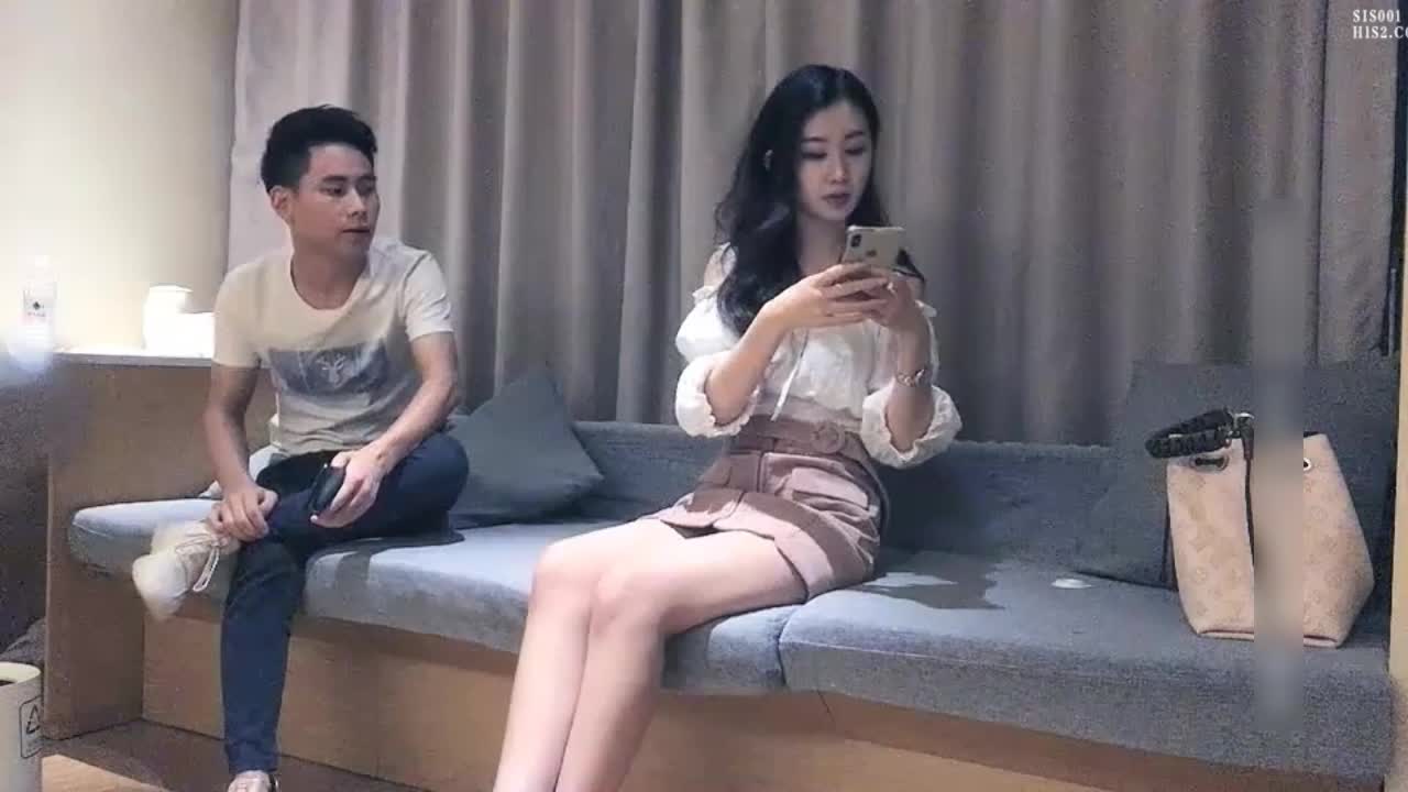 时尚迷人御姐真会撩啊 把销魂风情展示出来，包臀短裙笔直美腿白嫩皮肤 骑上去啪啪跌宕起伏 互相添吸猛力爱抚#御姐   #短裙  #美腿