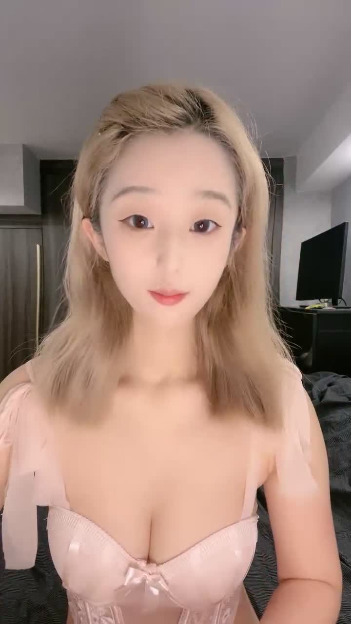 颜值不错的极品妹子全程露脸大秀直播，性感的内衣在狼友的指挥下脱光光，揉奶玩逼道具抽插，浪叫呻吟不断#露脸  #直播  #道具  #呻吟