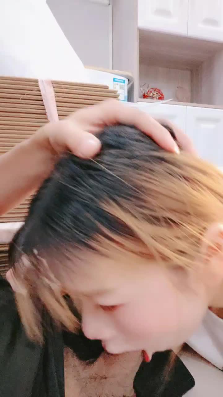 淫荡小骚货，掏出JB一脸饥渴，吸吮舔屌口活一流，骑上来猛操骚逼，抱着屁股猛砸，干劲十足，极品小骚货#骚货