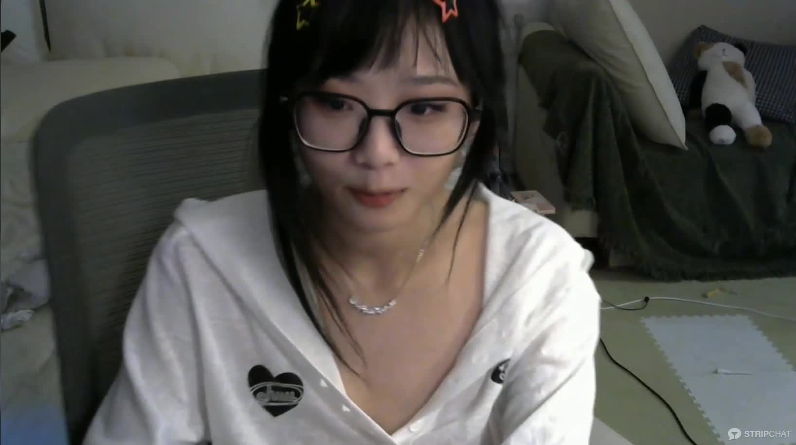 #直播 #眼镜妹 #清纯 清纯在读学妹 #voikik ，翘臀全裸 ，清纯乖巧奶子超漂亮 11