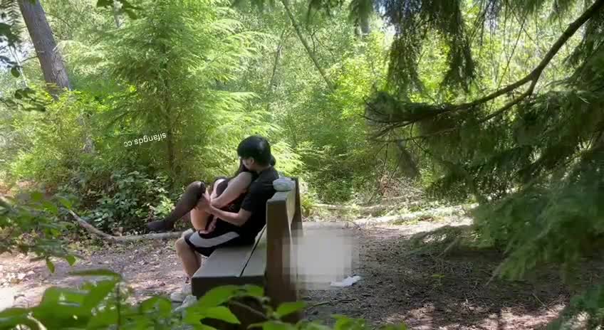 重磅核弹 超高颜值 #晨汐 绿帽夫妻3P福利1 绿帽3P露出足交，剧情刺激，对白精彩，有字幕。女主还很漂亮，尤其是小树林和更衣室那段非常棒，强烈推荐。 13