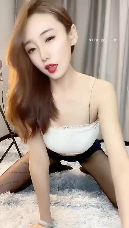 快手116万粉丝，极品美女，【初晴】，粉嫩小穴被疯狂抽插，水汪汪好刺激#快手   #初晴