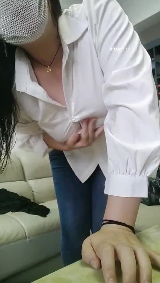 快手10万粉丝【爱吃小葡萄】，在商场试衣间露出#快手  #爱吃小葡萄  #露出