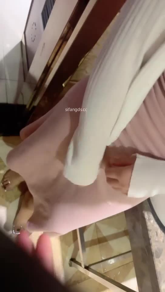 极品姐妹花 KTV狂欢~!厕所内主动吃鸡啪啪 争着吃 短裤旗袍 和硬汉无情抽查 后入 不要太爽#姐妹花  #KTV  #后入
