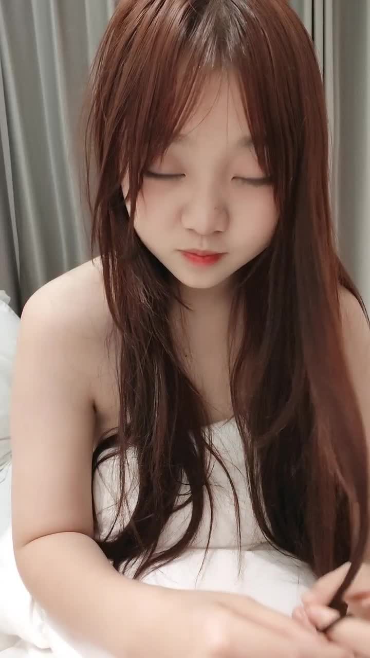 超清纯又很嫩美少女，被炮友干小骚逼，特写抓屌舔弄，第一视角抽插嫩穴，张开双腿很享受，自己揉捏奶子#清纯  #第一视角