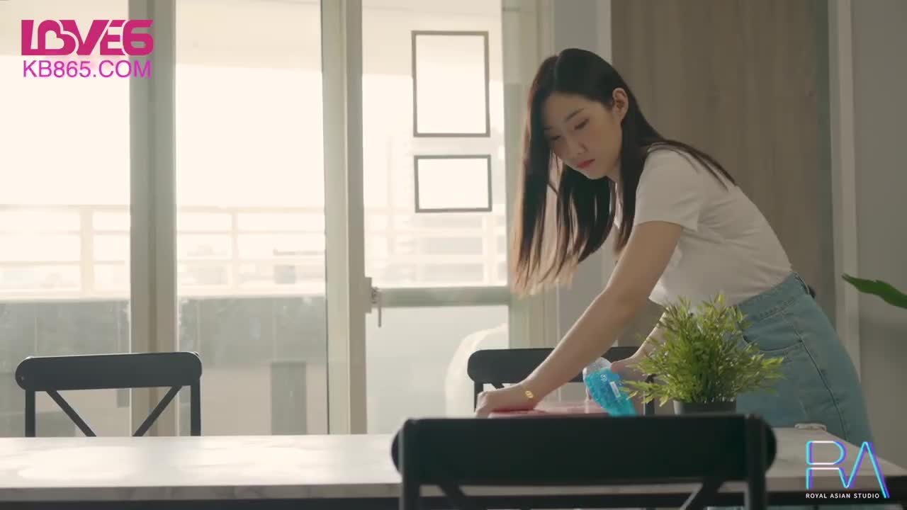 实景国产剧情动作片【疯狂星期四NTR谁请我吃炸鸡，我帮你吃鸡】JVID红人-黎兒真Q实弹出演#NTR   #JVID  #-黎兒