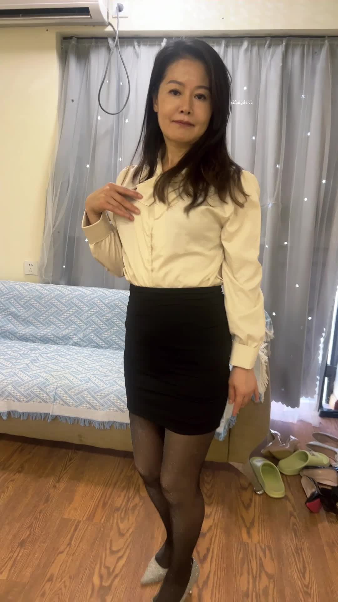 抖音气质丝袜熟女，【菲菲姐】，最新大尺度定制流出，质量非常高的一个人妻#抖音  #丝袜  #熟女  #菲菲姐  #人妻