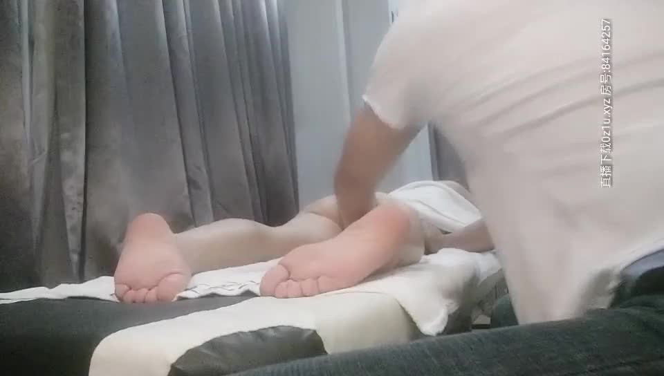 真实良家的偷情，【推油少年】，露脸，小少妇一双美腿，被按摩的高潮了，爽的累瘫#偷情  #推油少年  #少妇