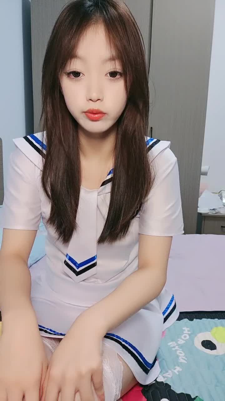 纯欲系尤物美少女，外表清纯文静，干净无毛特写美穴，超粉水嫩多汁，怼在镜头前自摸，让人欲罢不能#纯欲系  #少女  #清纯