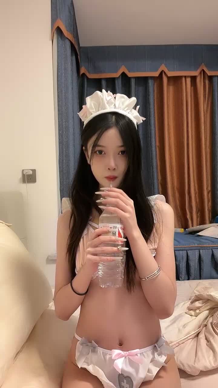 风骚网红美女小姐姐，家里发骚自慰，化身小女仆，翘起屁股丁字裤，白丝项圈链子，道具猛捅骚逼#自慰  #丁字裤  #白丝  #道具  #网红