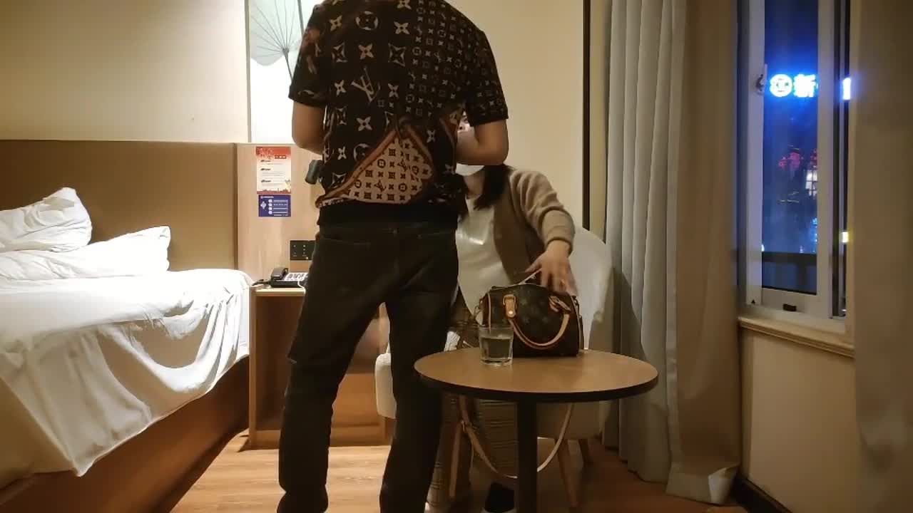 良家气质美少妇 多久做一次 两三天 那你还有别的人 跟我老婆 啊啊好舒服 快加油宝宝 被大哥无套内射 可惜射的太快#少妇  #内射