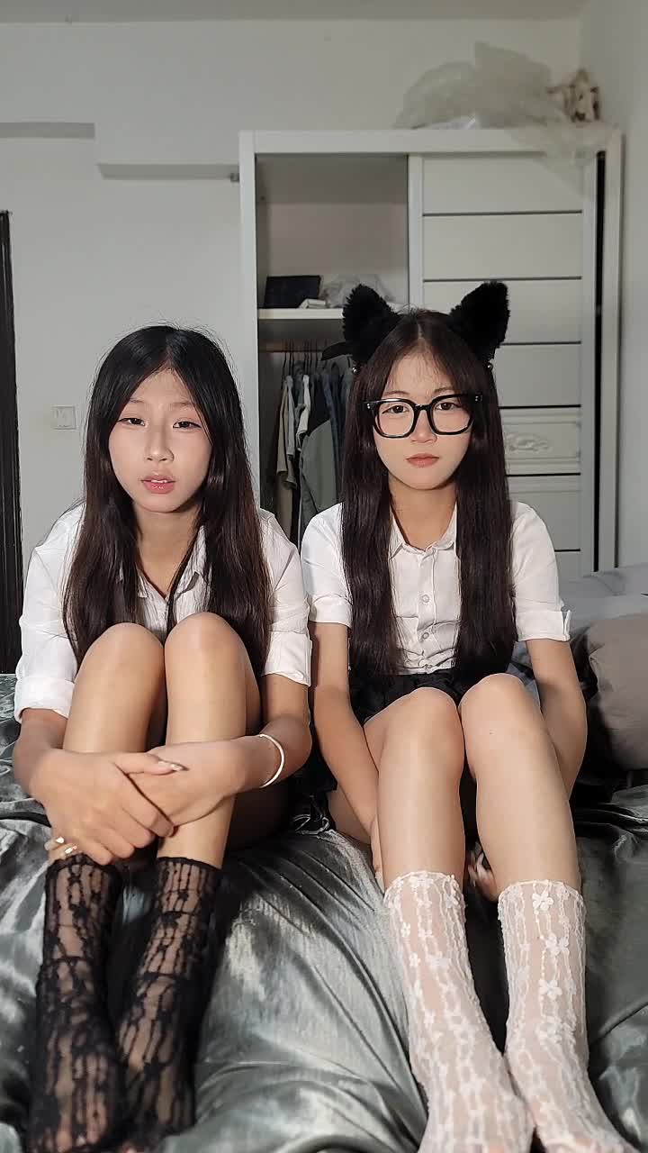 清纯眼镜美少女，姐妹花一起，一脸呆萌卡哇伊，JK装短裙，没穿内裤看嫩穴，翘起美臀，翘起双腿掰穴特写#少女  #姐妹花