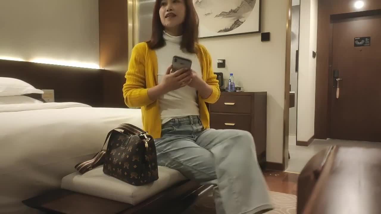 良家轻熟女 你手冰凉 我有点紧张 别紧张是不是好久没有做了 流水了好想要 我要回家 被小伙无套猛怼操#轻熟女  #无套