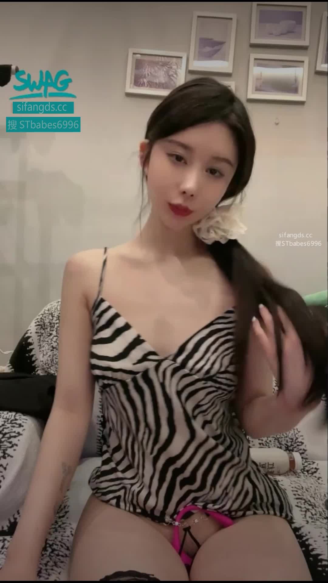 极品女神【超高颜值依娜~9场大秀全网独家发布】，原生态的美女掰逼#依娜  #高颜值