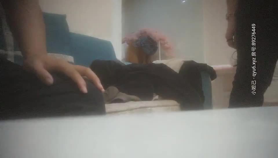良家人妻的私密生活，【推油少年】，微露脸，老公不在家，假借按摩，一会儿出水了顺其自然操逼！#人妻  #推油少年