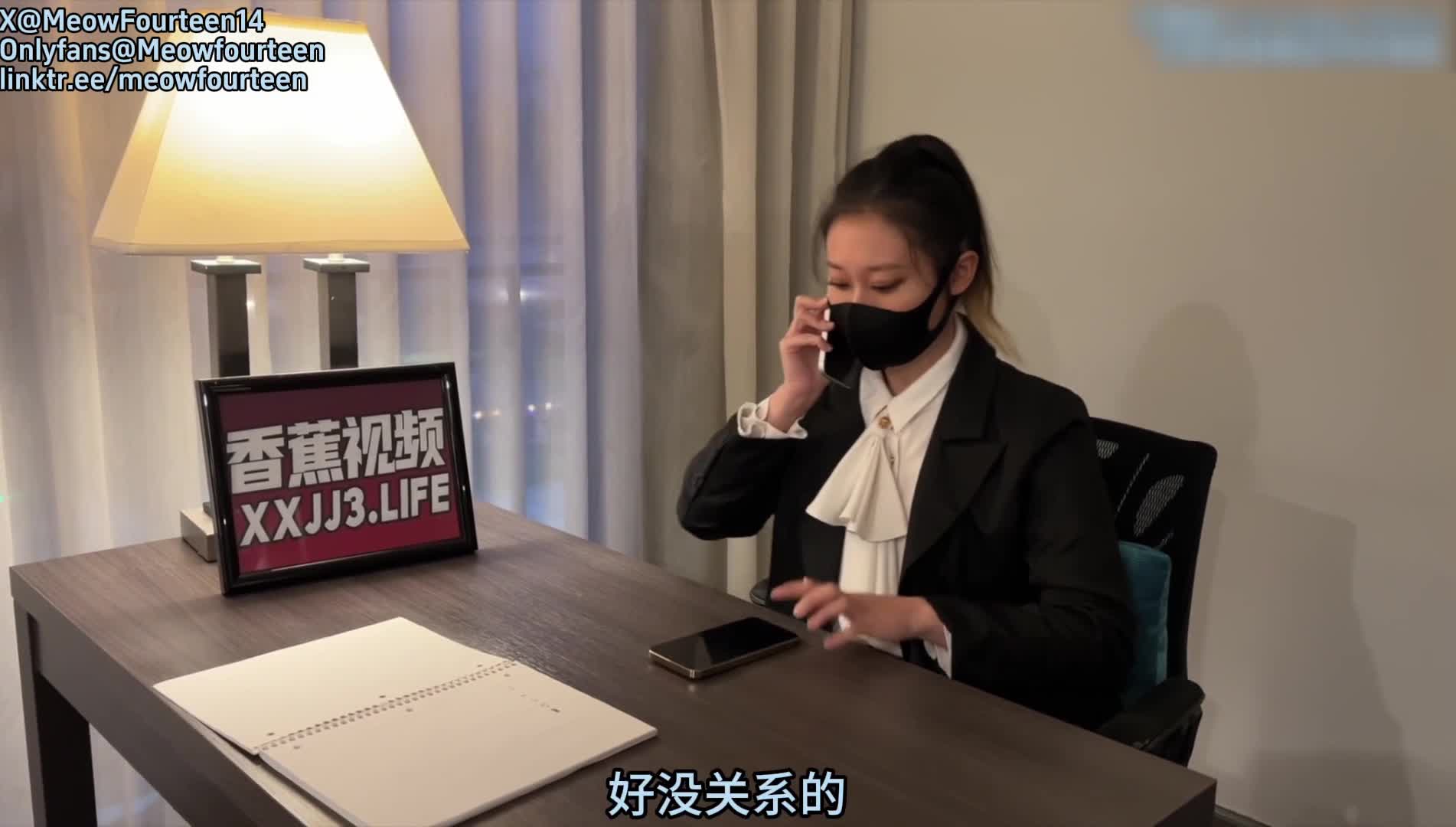 出差人妻给同事爆操3p 被老公打电话查岗 性感尤物『喵十四』感受两个大鸡吧前后同时抽送 想叫又怕被老公听出来#人妻  #3p  #喵十四  #打电话  #双插