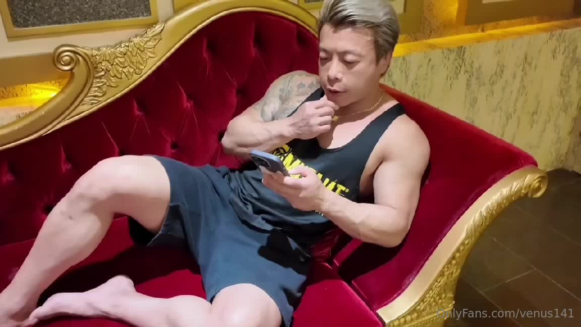 极品NTR绿帽大神『依贝子夫妻』 聚众淫交3P群P淫乱派对~各种啪啪露出调教，在老公眼前被单男调教轮着爆操 #NTR  #绿帽  #依贝子夫妻  #3P  #群P  #调教 #露出