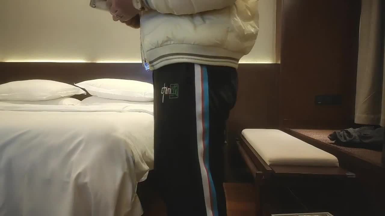 你为什么搞那么亮不好意思 都是第一次 小哥今天花重金留下闺蜜一起玩 开始有点尴尬 操的哥们满身大汗#-双飞  #少妇