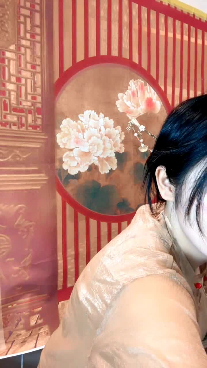 米亚同学大姨妈来了给狼友展示才艺，座谈古筝跟狼友互动撩骚听指挥脱掉上衣漏着大奶子发骚，舔弄大黄瓜真骚