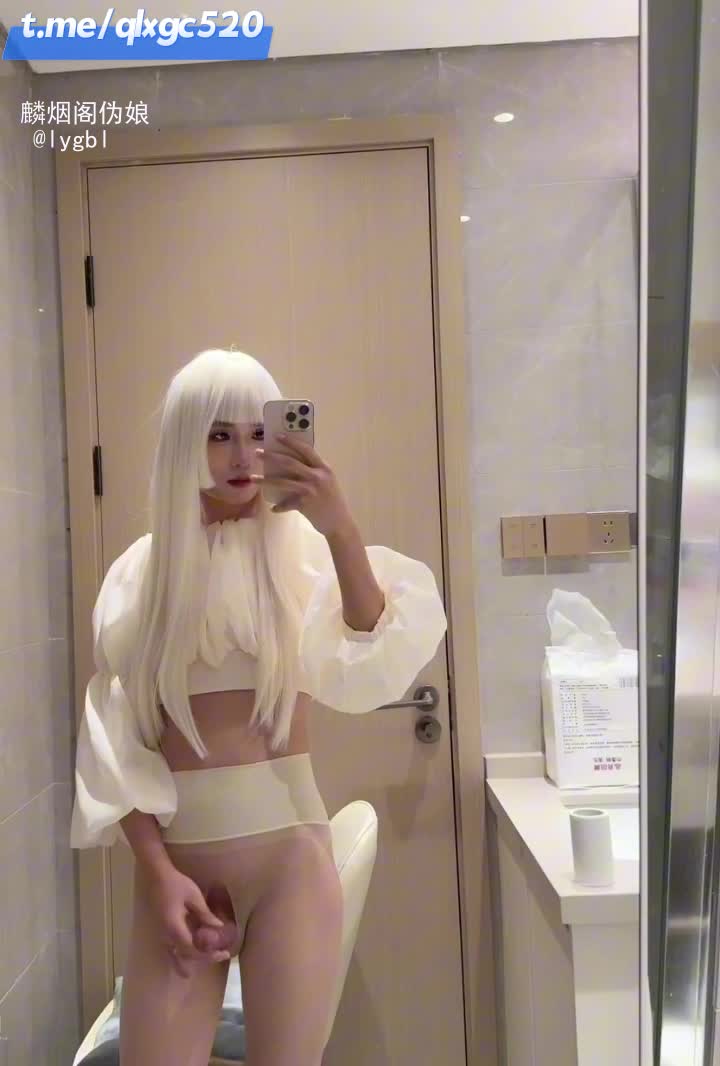 标题：在酒店里憋不住了啊标签：#伪娘 #撸射 #射精 #男娘 #麟烟阁 @lygbl简评：参加完漫展之后憋不住了，想要不下妆就撸一发，看看是不是有没有不一样的感觉