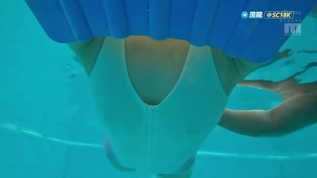 #萝莉 #高中生 穿著透明乳头的竞技泳衣来到公共泳池的学生接受淫秽和挑逗的中出训练，乳头被揉捏，鸡巴被拧进去-1 点击查看更多
