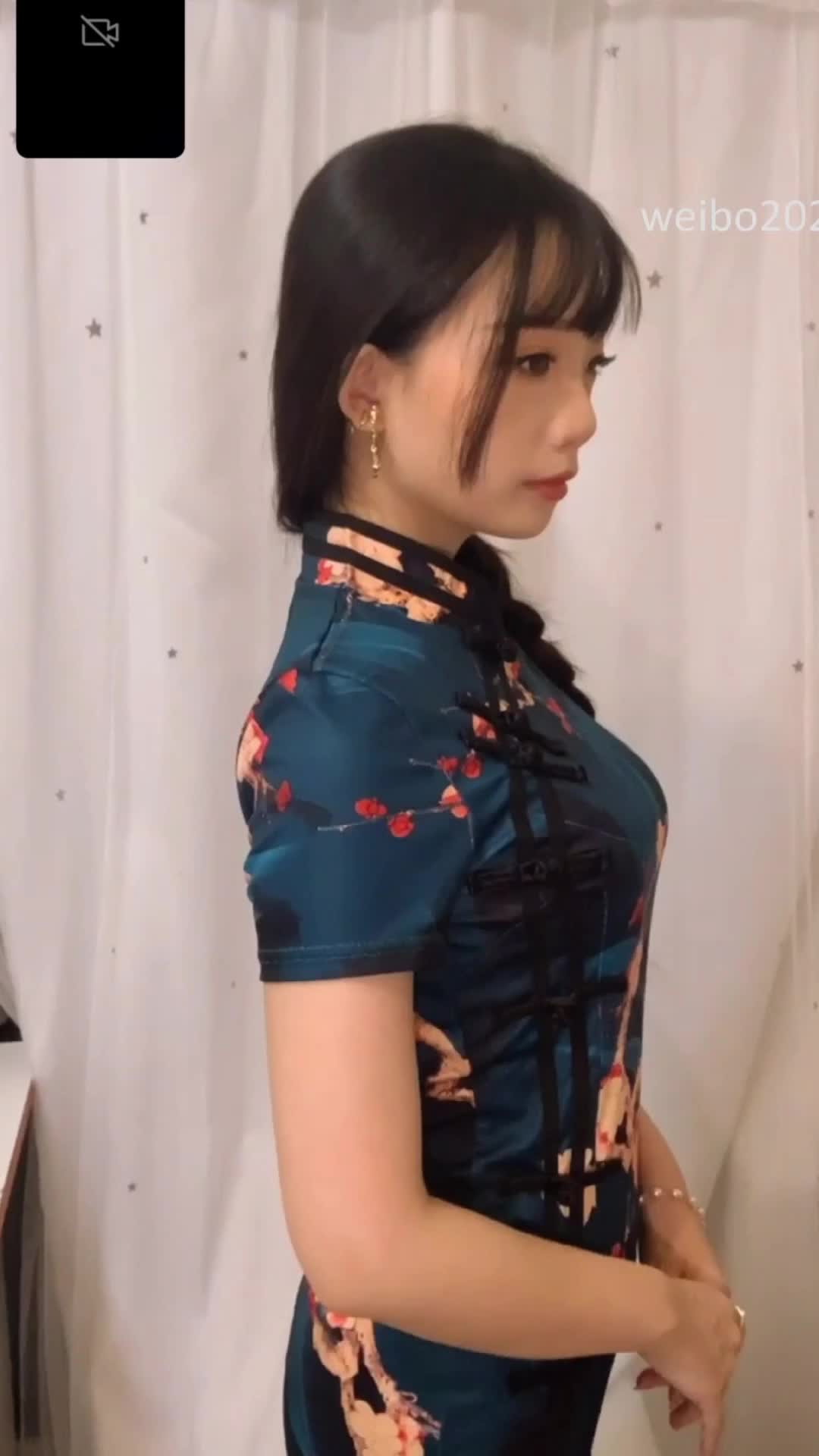 价值几千大洋的台湾高颜值职业模特网络面试流出频脱掉旗袍后露出挺巧的巨乳与无毛嫩穴还用手托着嫩乳 #泄密 #模特 #高颜值