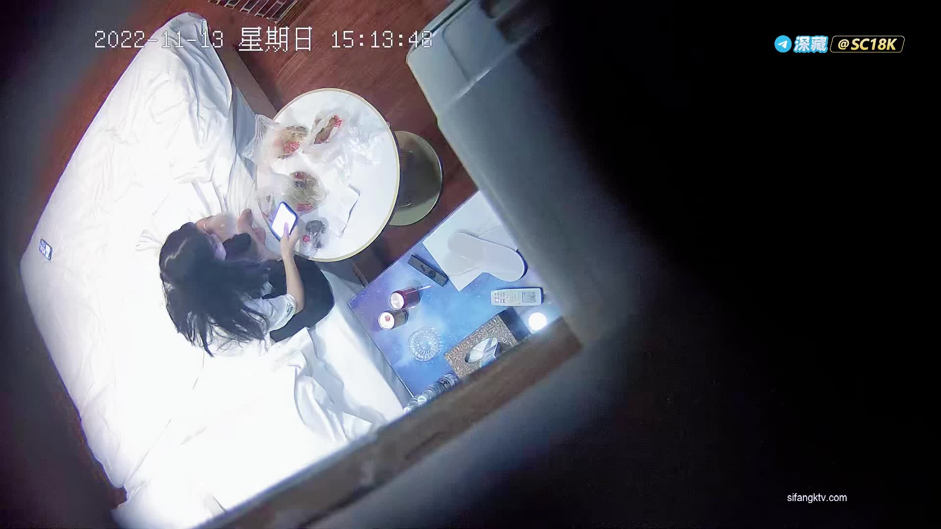 酒店偷拍360全景暴露，约炮高中生萝莉反差婊，嫩白身体被猛男轮番爆操，粉嫩小穴被塞满精液还求再来一发 点击查看更多