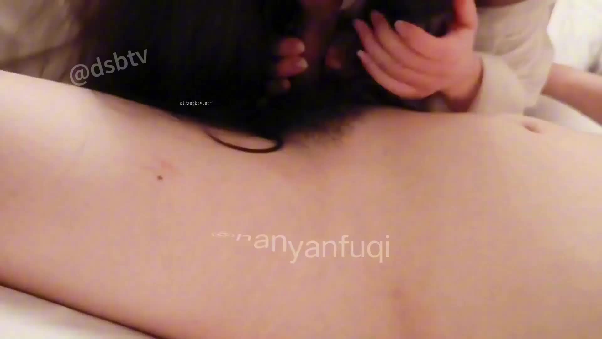 #寒烟夫妻 #内射 #绿帽 #3P 这是淫妻以来非常刺激的一次体验了，干到一般直接让单男把套套摘了，骚妻一屁股坐到鸡巴上，绿帽在身后撸管待命，等单男要射的时候骚妻就赶紧把骚屁股抬起来换绿帽的鸡巴插入，俩人来回接力，持续不断地给母狗地骚逼带来强烈地快感，高潮不断