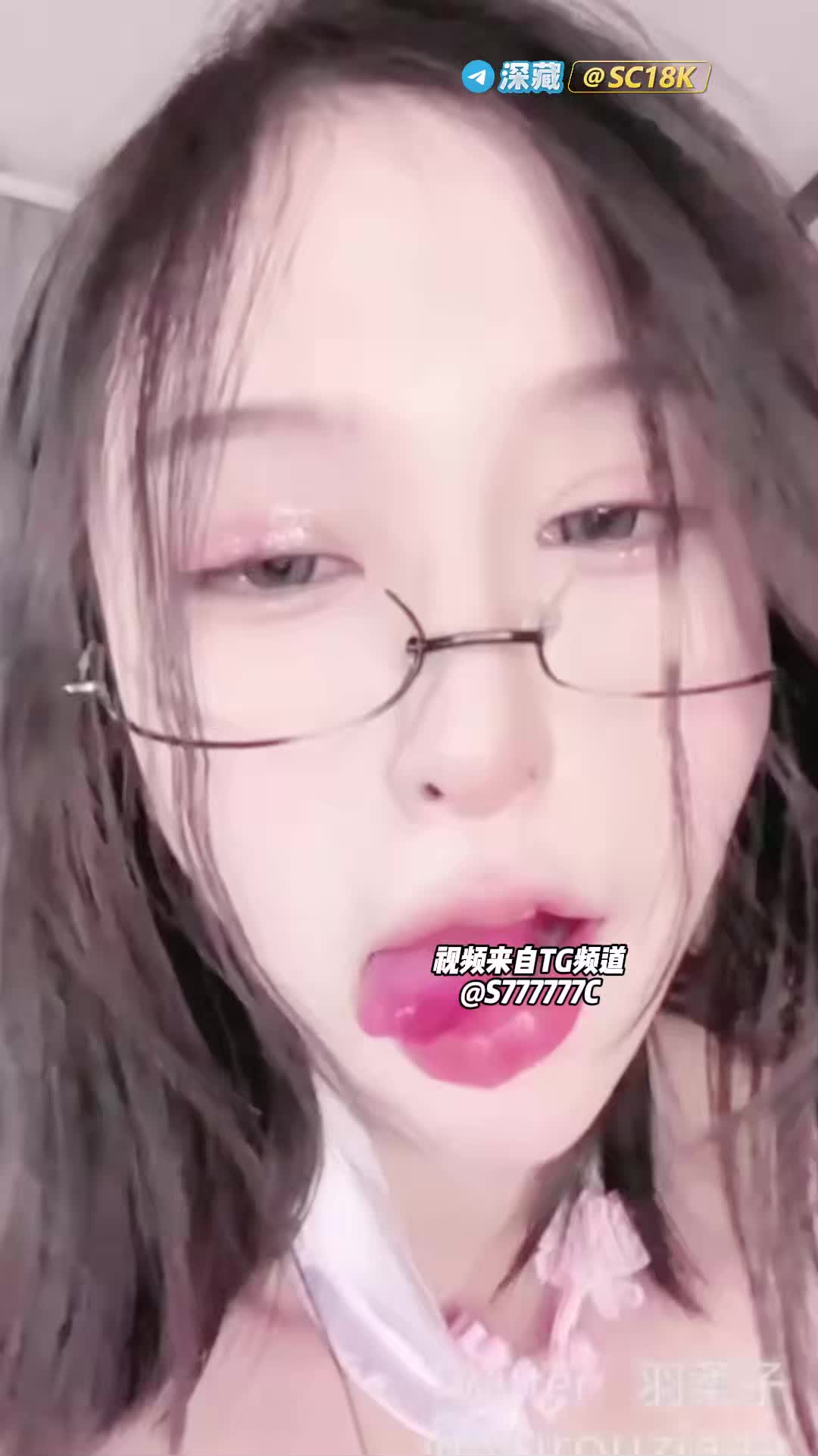 #国产 #萝莉 #直播 #反差 #付费加密房 探花最新视频上线，萝莉高中生反差婊被抖音曝光成母狗，小嘴口交吸得鸡巴硬邦邦，嫩逼被强奸到失神，绿帽男看着她被大鸡巴干得嗷嗷叫，那骚样儿让人想冲进去再补一炮 点击查看更多