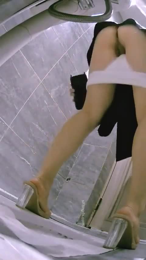 #偷窥 #偷拍自拍 #素人 #业余真实 #厕所酒吧女厕所里全是漂亮妹子屁股白逼逼嫩